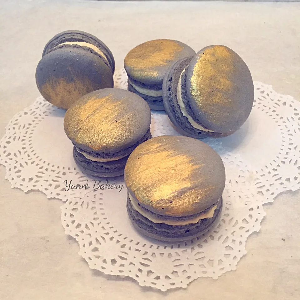 Snapdishの料理写真:Gold & Grey Macarons with Baileys Swiss Meringue Buttercream ベイリーズスイスメレンゲバタークリームとゴールドとグレーマカロン|Yannさん