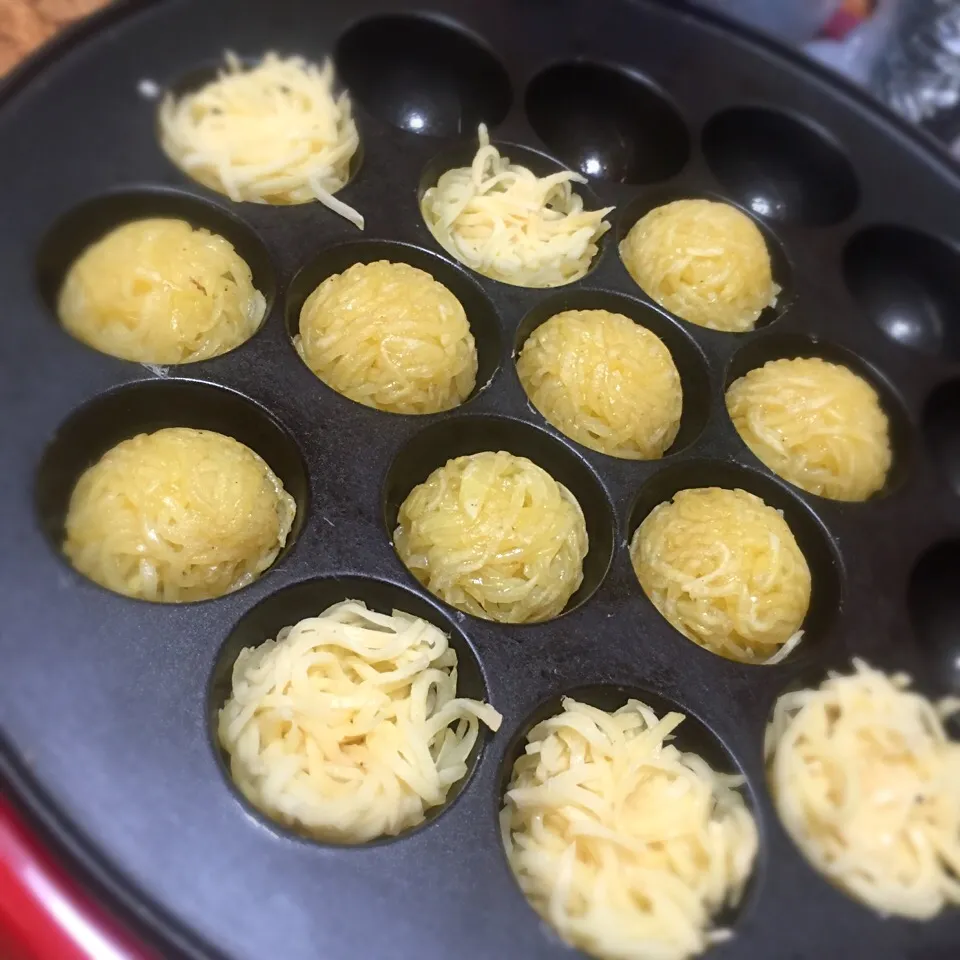 Snapdishの料理写真:たこ焼き器でハッシュドポテト調理中‼︎
明日の朝ごはん用。|にょんにいさん