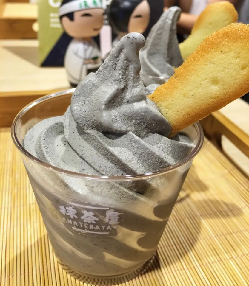 黒胡麻ソフトクリーム Black sesame softserve from Matchaya, Icon Village|coxiella24さん