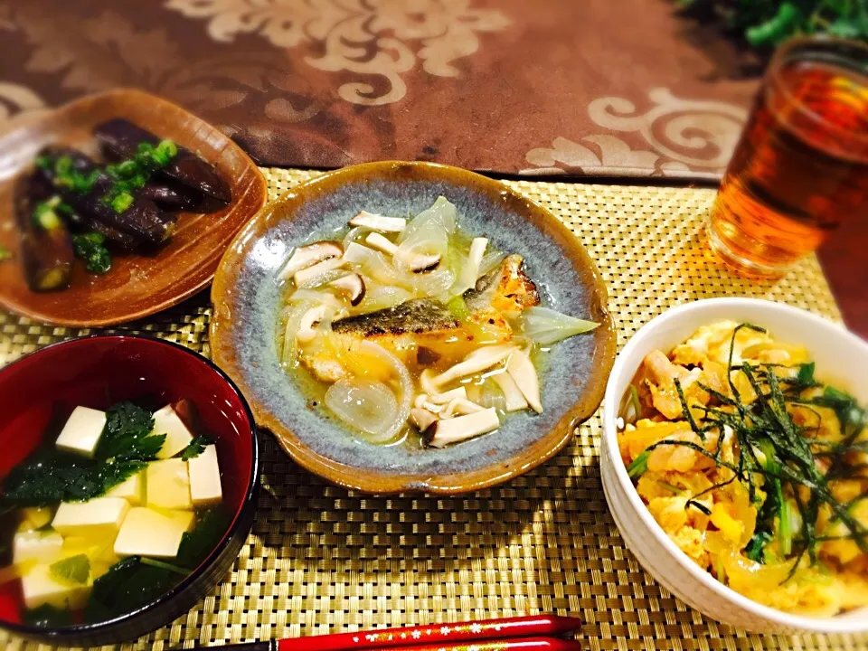 親子丼、鱈のきのこあんかけ、ナスの中華風だれ、三つ葉と豆腐のお吸い物|ありかさん