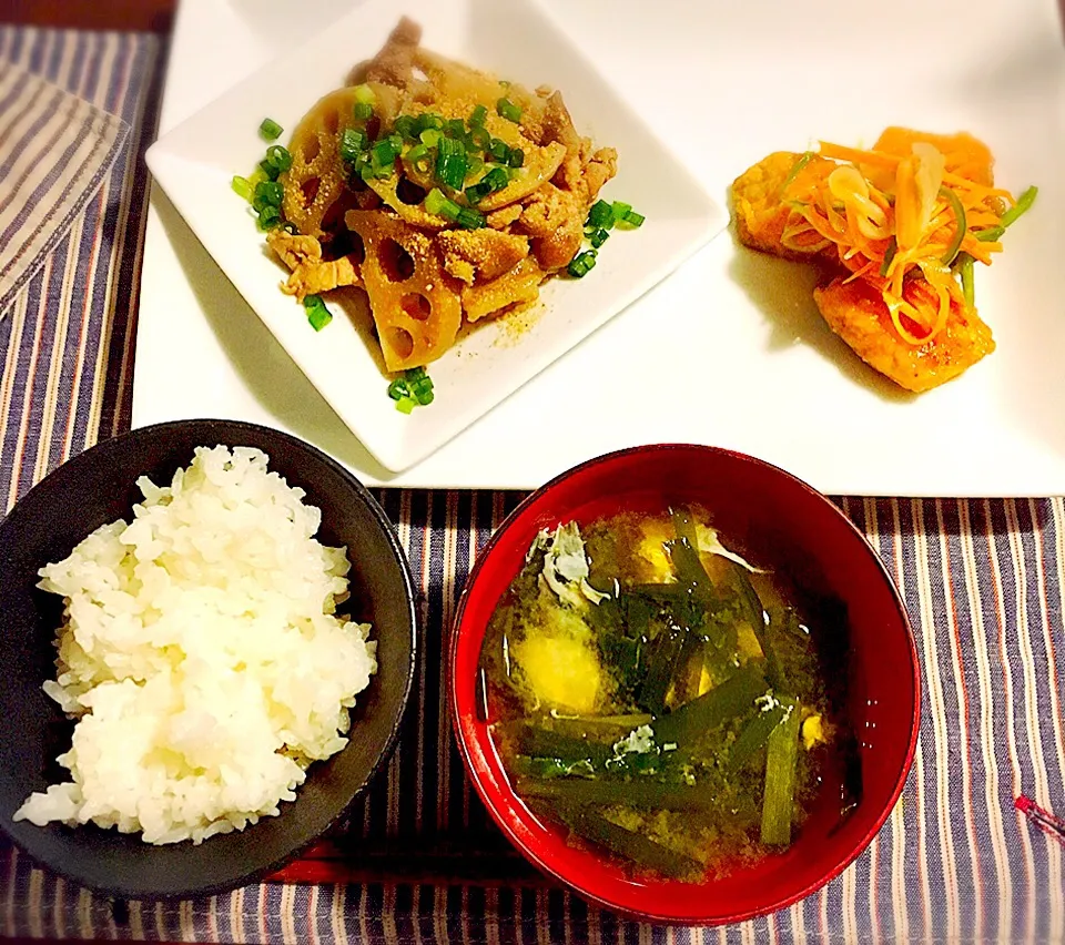 Snapdishの料理写真:今日の夜ご飯
蓮根と豚肉の炒め煮
鮭の南蛮漬け
韮と卵のお味噌汁
ご飯|nachiさん