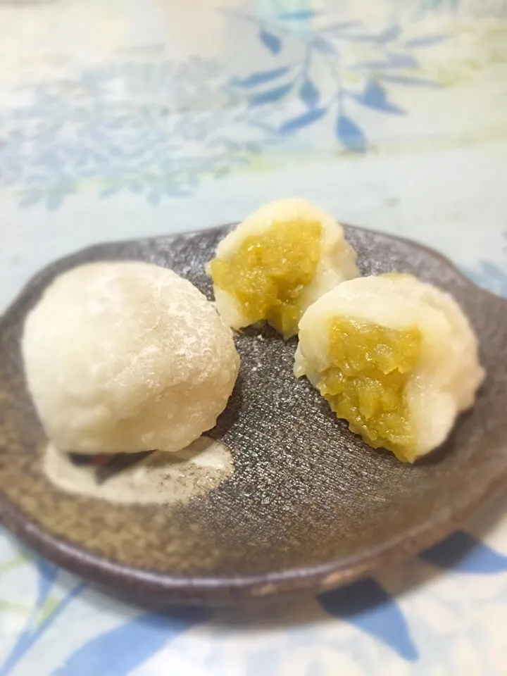 道明寺粉を混ぜた餅生地  🍡に、青えんどう豆🌱で作った うぐいす餡
柔らかいから、切ったらフニャ〜〜😓|ようこさん