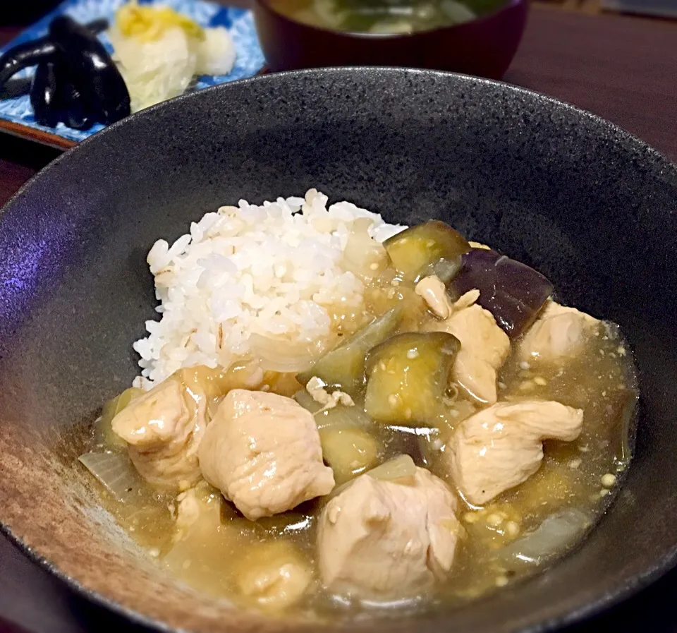 晩ごはん  鶏胸肉と戸隠高原産なすの和風あんかけ丼 なすの浅漬け 白菜漬け 玉ねぎとワカメの味噌汁|ぽんたさん