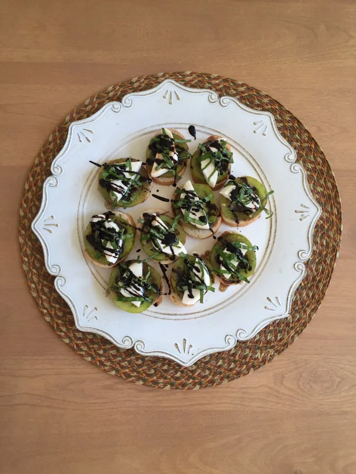 Snapdishの料理写真:Brushetta w/green heirloom tomatoes fresh mozzarella basil on French baquette w/balsamic glaze|Angelaさん