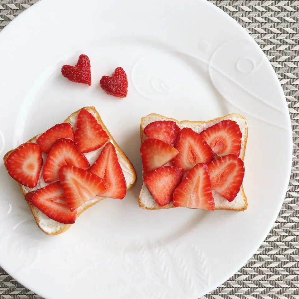 苺とマスカルポーネのトースト🍓💕|leeさん