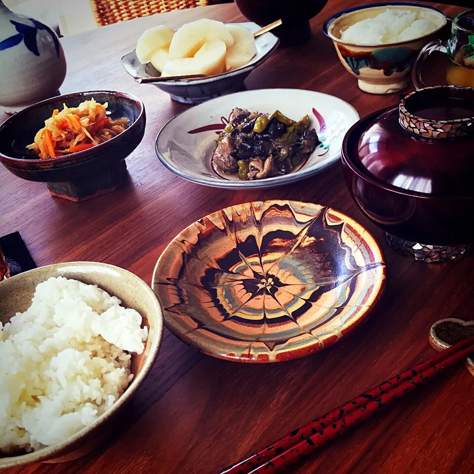 朝ごはん

切り干し大根
茄子とししとうと鶏肉のたいたん
お味噌汁
白ごはん
梨|shhhさん