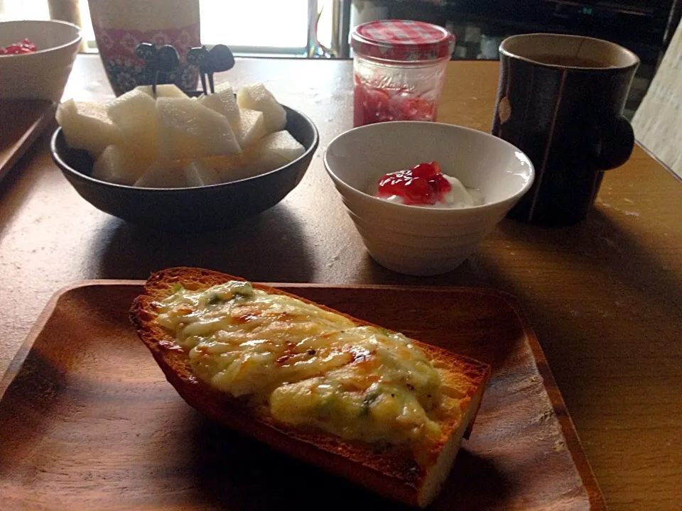 チーズとろーり🧀グラタン乗っけパン|こんこんさん