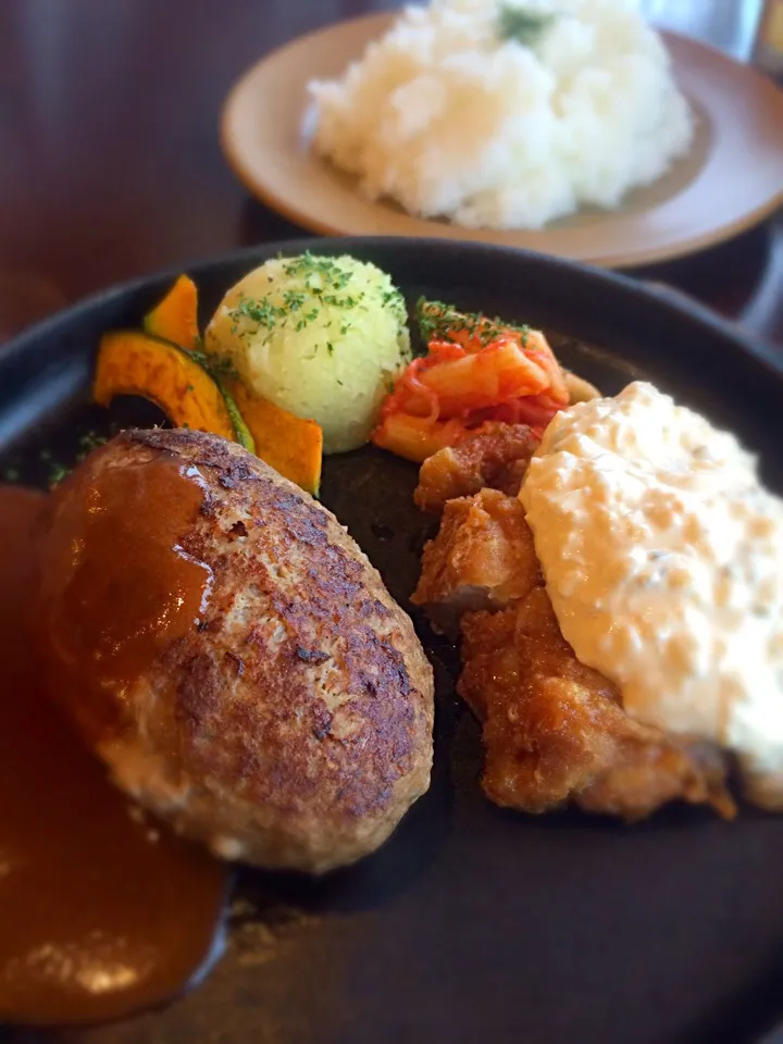 カフェにて チキン南蛮ハンバーグ|ナナさん