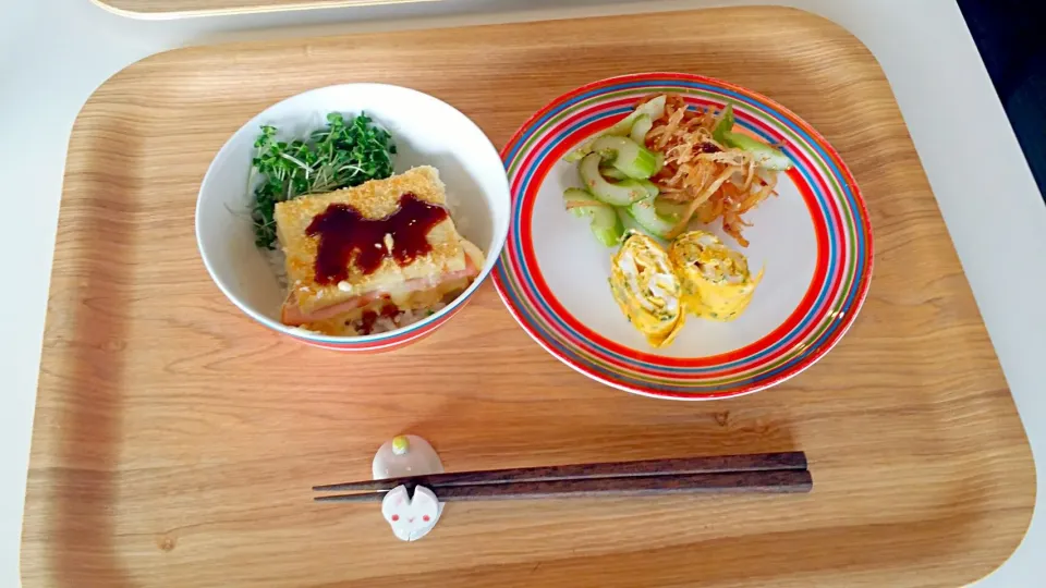 Snapdishの料理写真:今日の昼食　高野豆腐のハムカツ丼、セロリとさきいかの和え物、卵焼き|pinknari🐰🌈さん