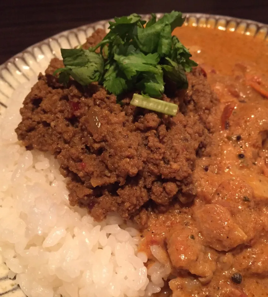 Snapdishの料理写真:まだ扁桃腺腫れてて喉は痛かったけど、ヤドカリカレー屋さんの移転前の最終営業日だったので根性で訪問。ウメチキンとアンチョビキーマの合い掛けどす😋|にゃあ（芸名）さん