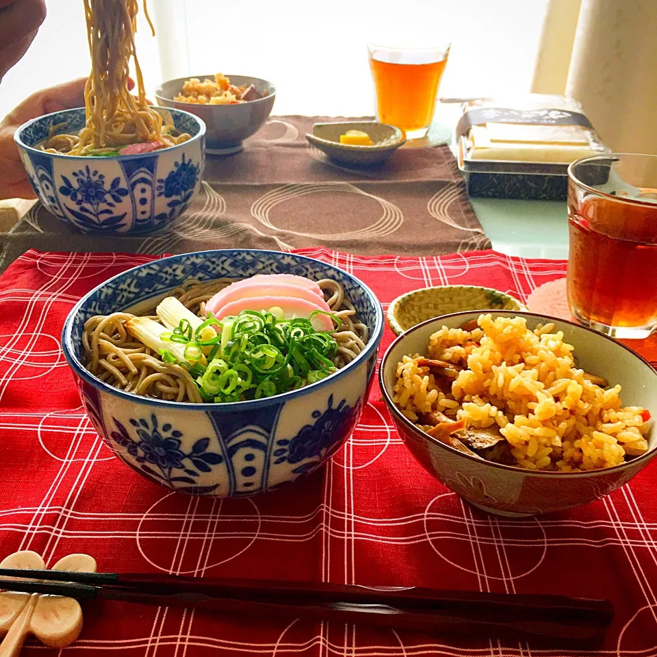 Snapdishの料理写真:今日のお昼ごはんは、鴨だしそばと松茸と山菜の炊き込み御飯😋💕|らいとさん