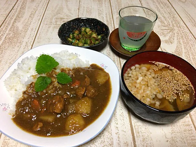 今日の男飯(⌒-⌒; )たっぷり煮込みましたカレーand味噌汁(白ゴーヤ、玉ねぎ、煮干し、わかめ、鰹節、白胡麻、天かす)
andオクラの和え物♫|ひーちゃんさん