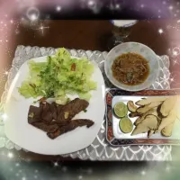 Snapdishの料理写真:素朴に焼いて柚子を掛けました。松茸。💞それと昨日ハルカスの近鉄百貨店で買いました、黒毛和牛〜☆〜（ゝ。∂）ジャコおろしなど。一日お疲れ様〜でした〜☆〜（ゝ。∂）🌺|misuzumisuさん