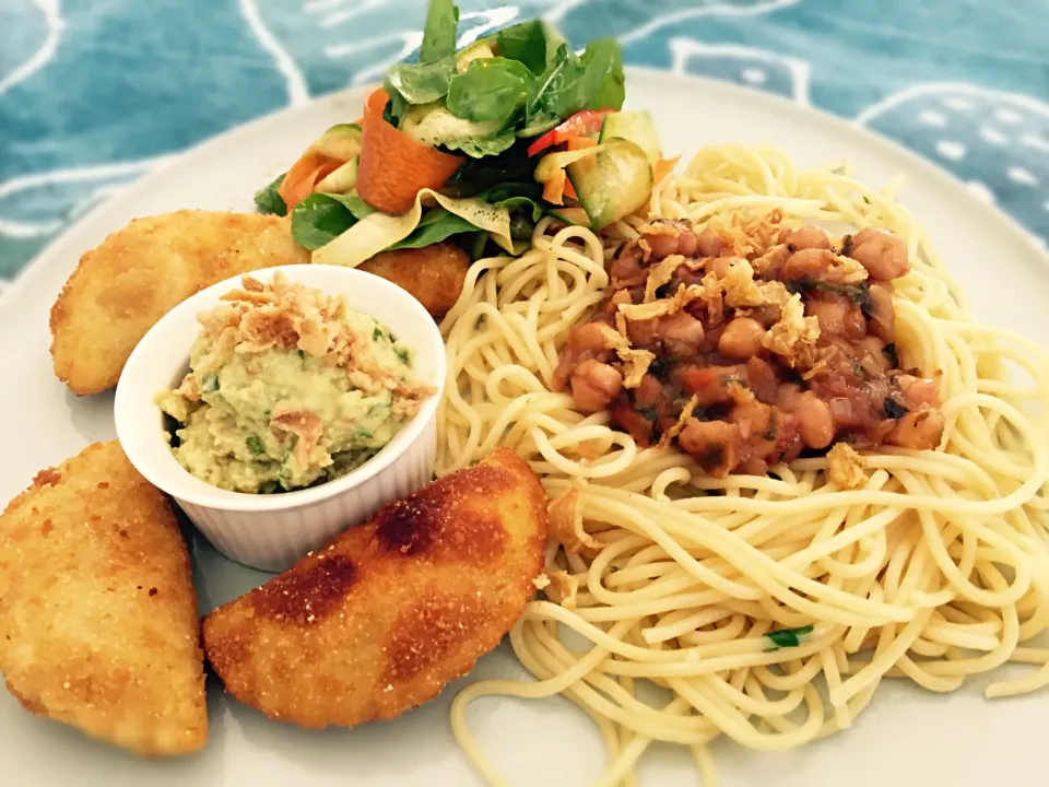 Snapdishの料理写真:Spaghetti, chickpea salsa, cheddar jalapeño rissoles & salad|Sergio Lacuevaさん