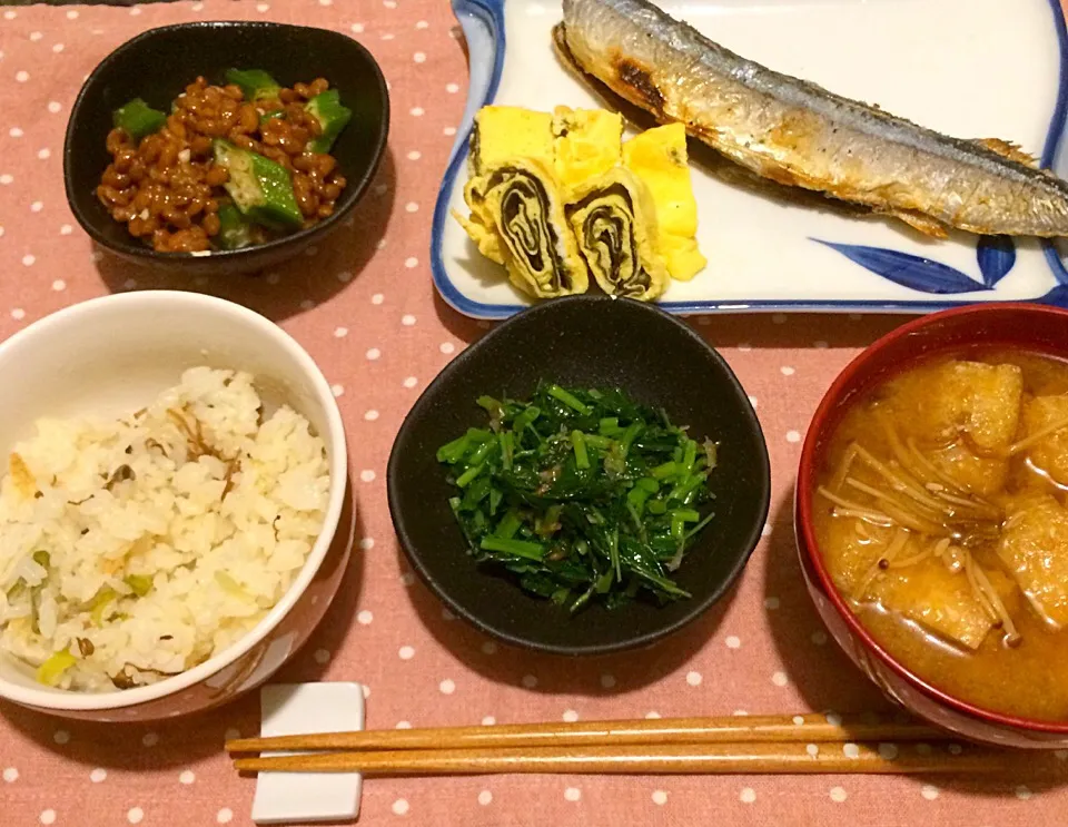 オクラ納豆、海苔だし巻き、秋刀魚、山えのきと長ネギとおあげの炊き込みご飯、モロヘイヤのおひたし、長ネギとおあげと山えのきのお味噌汁。|Snack PIYOさん