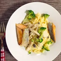 Snapdishの料理写真:手作りササミハムと豆乳のクリームソースパスタ…秋鮭のソテー(=ﾟωﾟ)ﾉ|コロ助さん