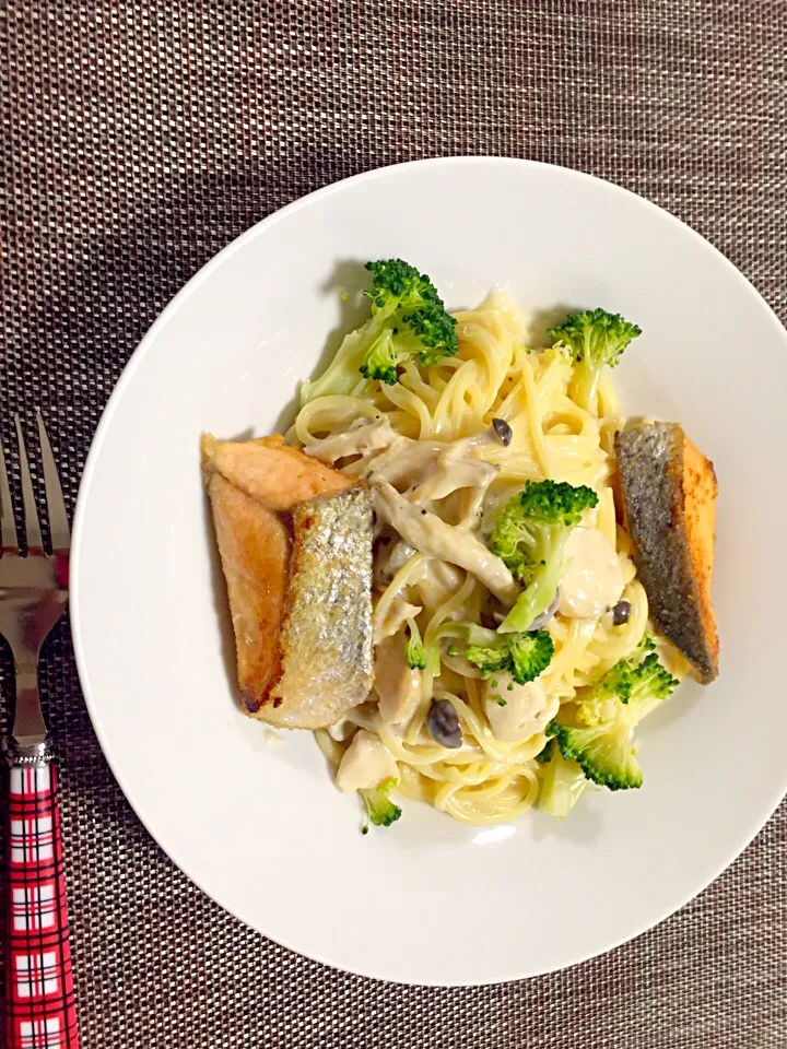 手作りササミハムと豆乳のクリームソースパスタ…秋鮭のソテー(=ﾟωﾟ)ﾉ|コロ助さん