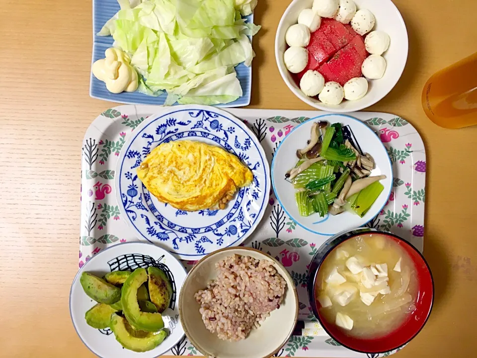 Snapdishの料理写真:9月25日
アボカド醤油焼き
納豆オムレツ
青梗菜としめじの和え物
カプレーゼ
キャベツ茹で
玄米
豆腐と大根の味噌汁|あちゃんみんさん