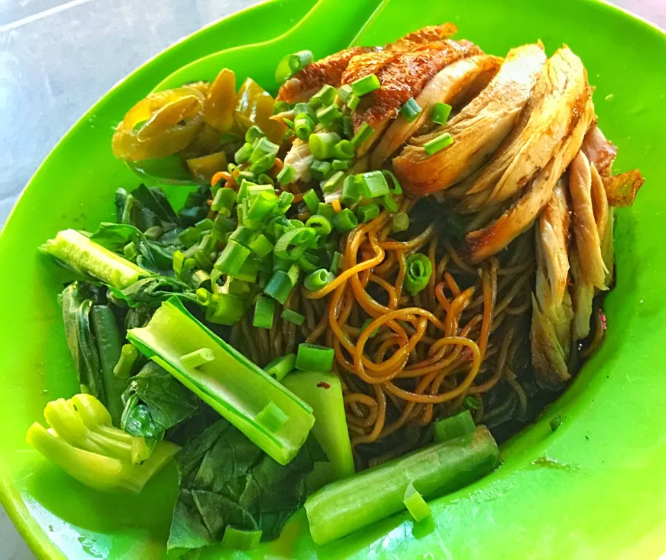 Snapdishの料理写真:ホテルのそばのホーカーセンター的なところで晩御飯。ローストチキンのドライ麺。|たけうちさん