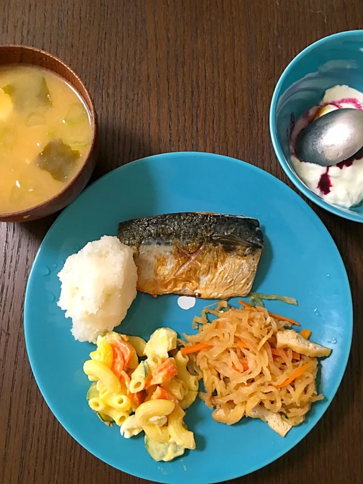 Snapdishの料理写真:9月26日朝ごはん さばの塩焼き 切り干し大根 マカロニサラダ 豆腐とわかめのお味噌汁 ヨーグルト|やすこさん