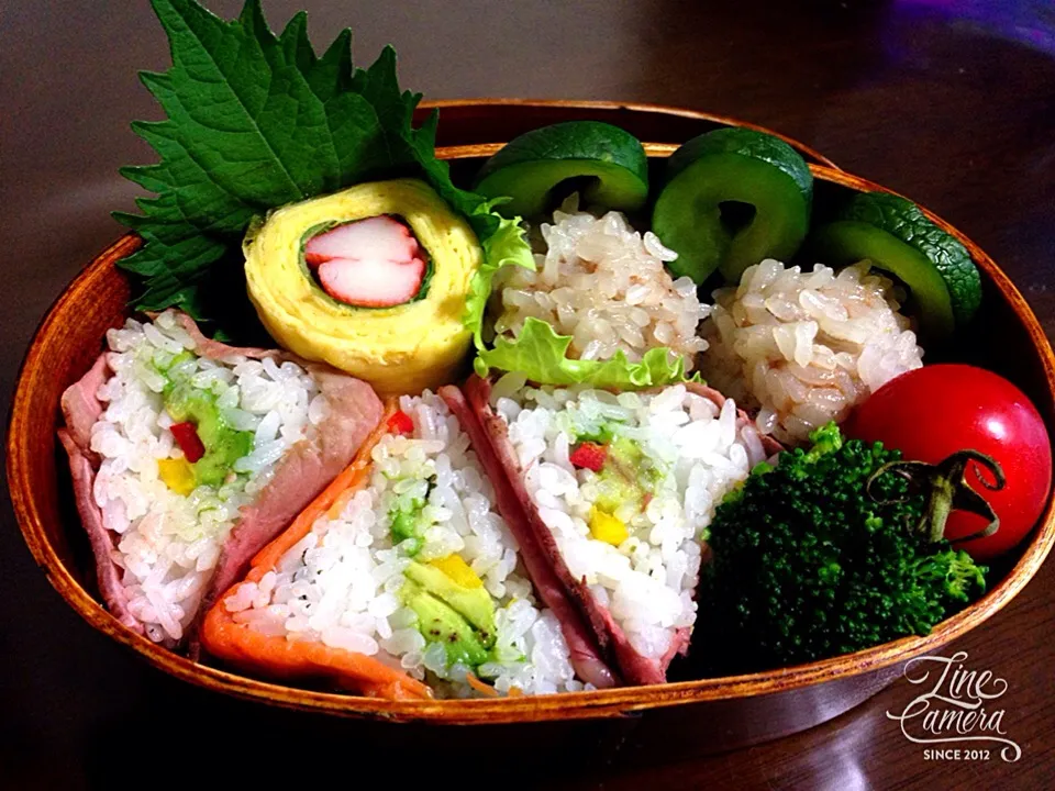 Snapdishの料理写真:今日の私のお弁当🎵 ローストビーフ、スモークサーモンの三角巻き寿司&もち米蒸し肉団子、瓜の漬物、卵焼きなど|とんちんさん