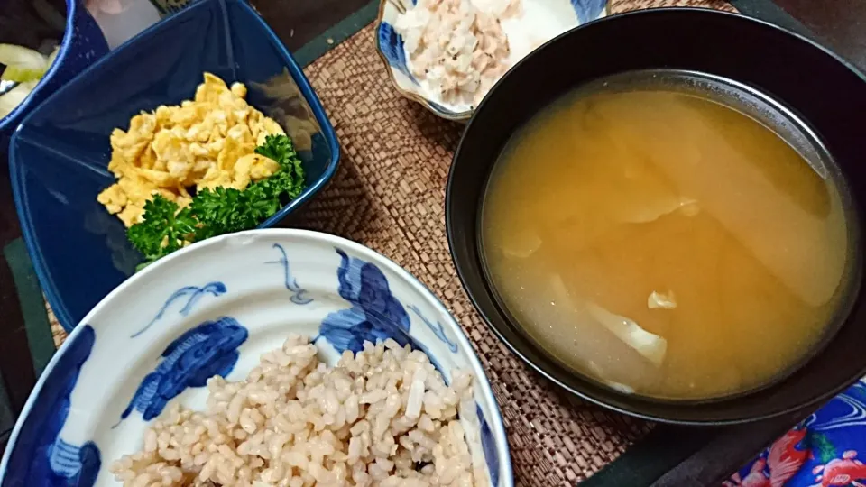 Snapdishの料理写真:煎り卵&ツナ&キャベツの味噌汁|まぐろさん