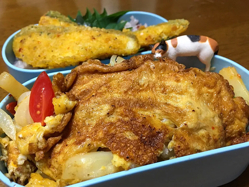 黄色ばっかで全然おいしくなさそー(*_*)冷凍のカレーパン粉焼き魚×スパニッシュオム風でお弁当|もっつぁさん