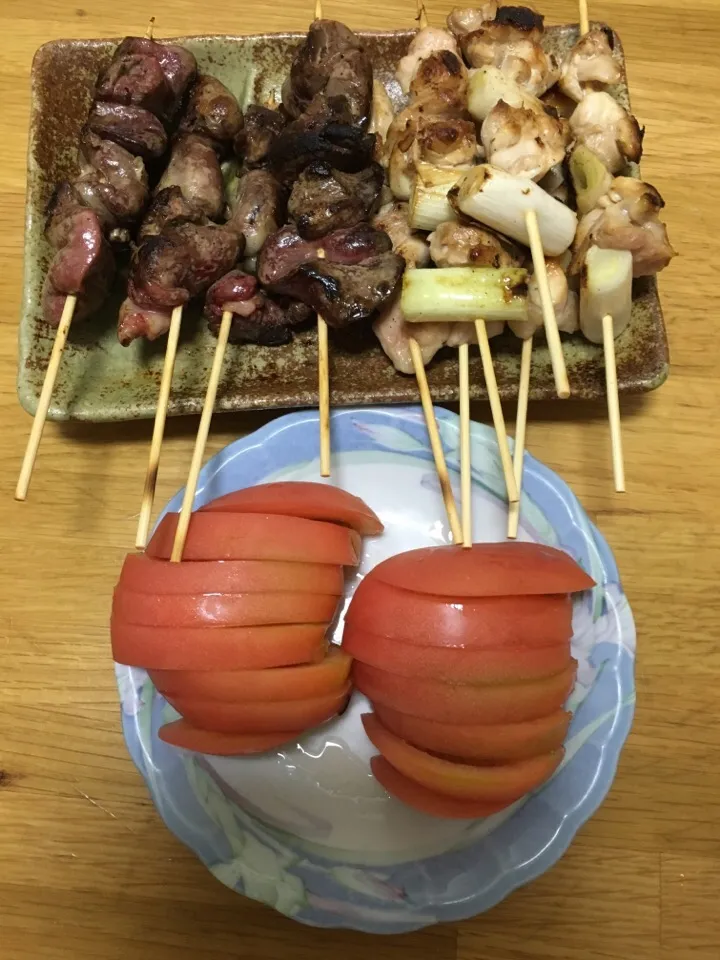 娘と旦那で作る居酒屋メニュー🍶焼き鳥5種と冷しトマト🍅|こむぎさん