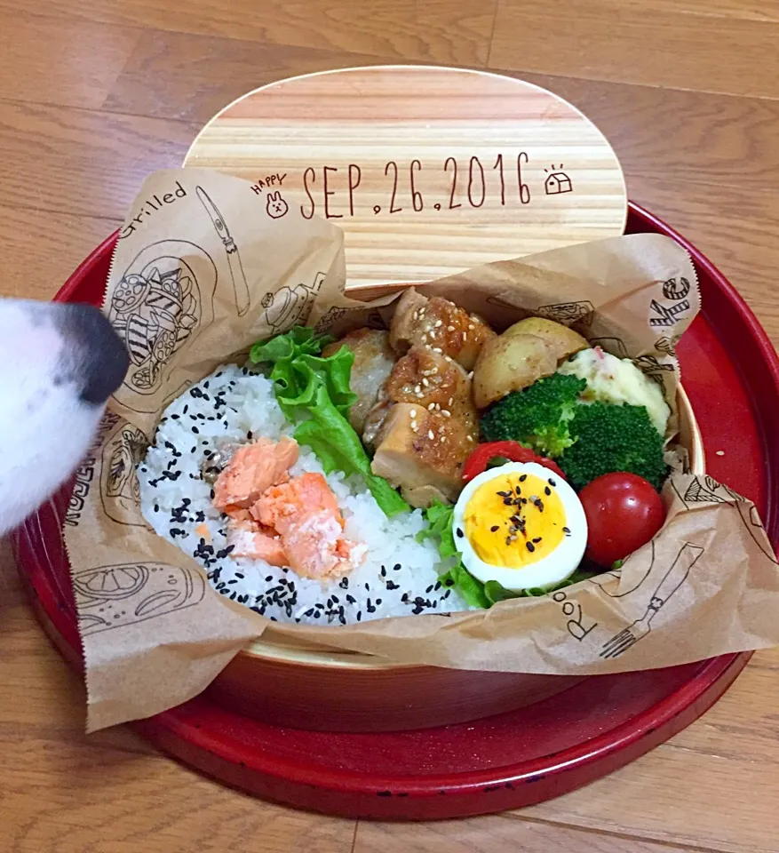 Snapdishの料理写真:鳥もも肉の照り焼き
揚げシューマイ
ポテトサラダ
ピーマンのきんぴら
ほぐし塩鮭
ゆで卵
ブロッコリー、ミニトマト
ミニじゃが煮|mikiさん