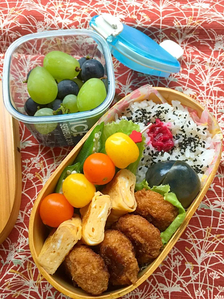 お父さん弁当(⊹＾◡＾)ノo.♡ﾟ｡*
＊白飯+梅干+胡麻塩
＊豚カツ+中濃ソース
＊出し巻き玉子
＊オクラお浸し
＊水茄子浅漬
＊ミニトマト・プチぷよトマト
＊葡萄・キャンベル、ナイヤガラ、マスカット|Blueberry🫐さん