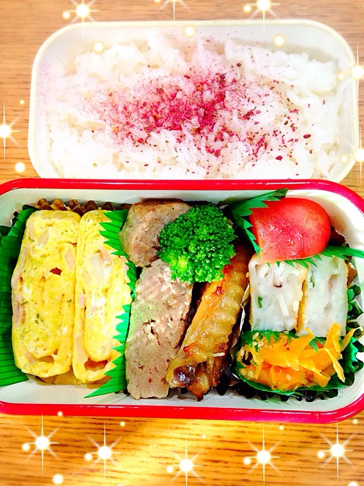 ちびのお弁当。白菜ハム入り卵焼き、ハンバーグ、手羽中オーブン焼き、ニンジンナムル、トマト、ブロッコリー、籠清の練り物。|泡子さんさん