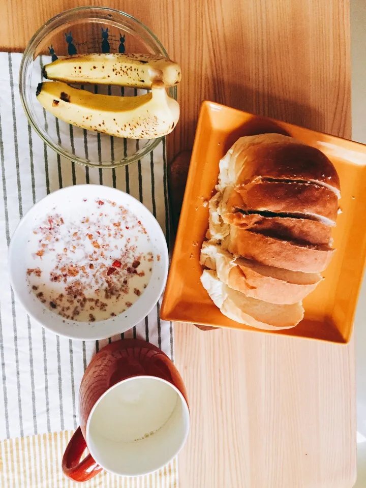 breakfast 
#home made toast
#banana
#cereal milk|Evelyn Jiangさん