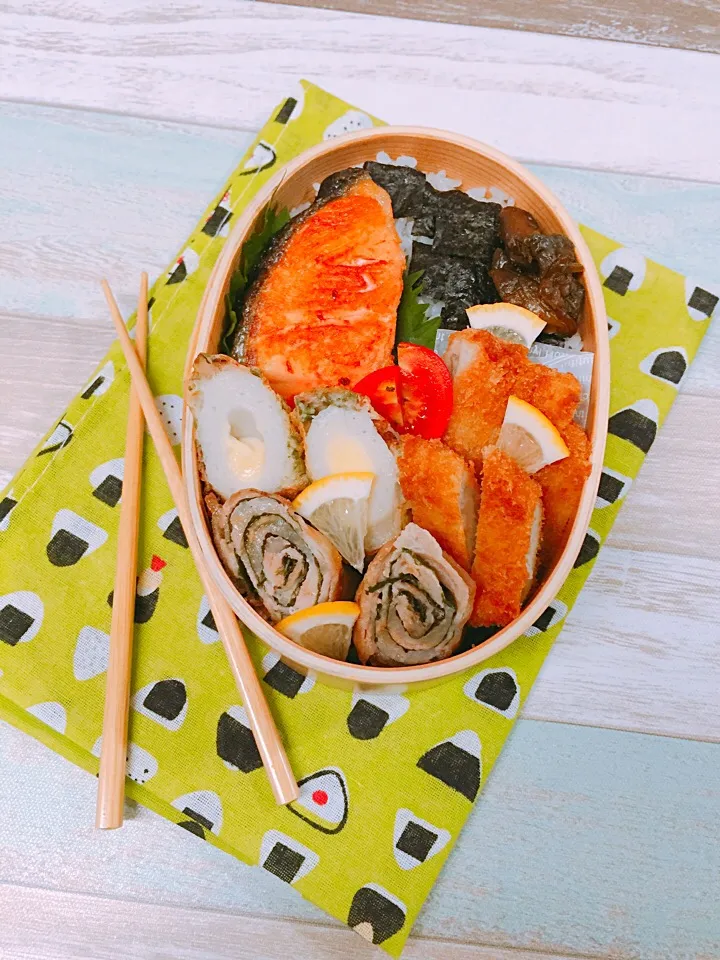 🍙のり弁（おかかご飯）
🍙白身魚のフライ
🍙ピリ辛キュ〜ちゃん
🍙チーズinちくわフライ
🍙大葉と豚肉の巻き照焼き
🍙ミニトマト、レモン
🍙焼きシャケ|pindoraさん