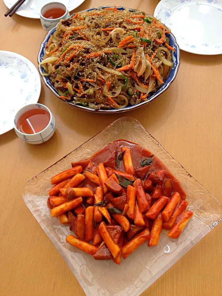 韓国料理の「ドッポキ」と「チャプチェ」です。 辛い味と甘い味のコラボ❣️(*^_^*)|Hi-Niさん