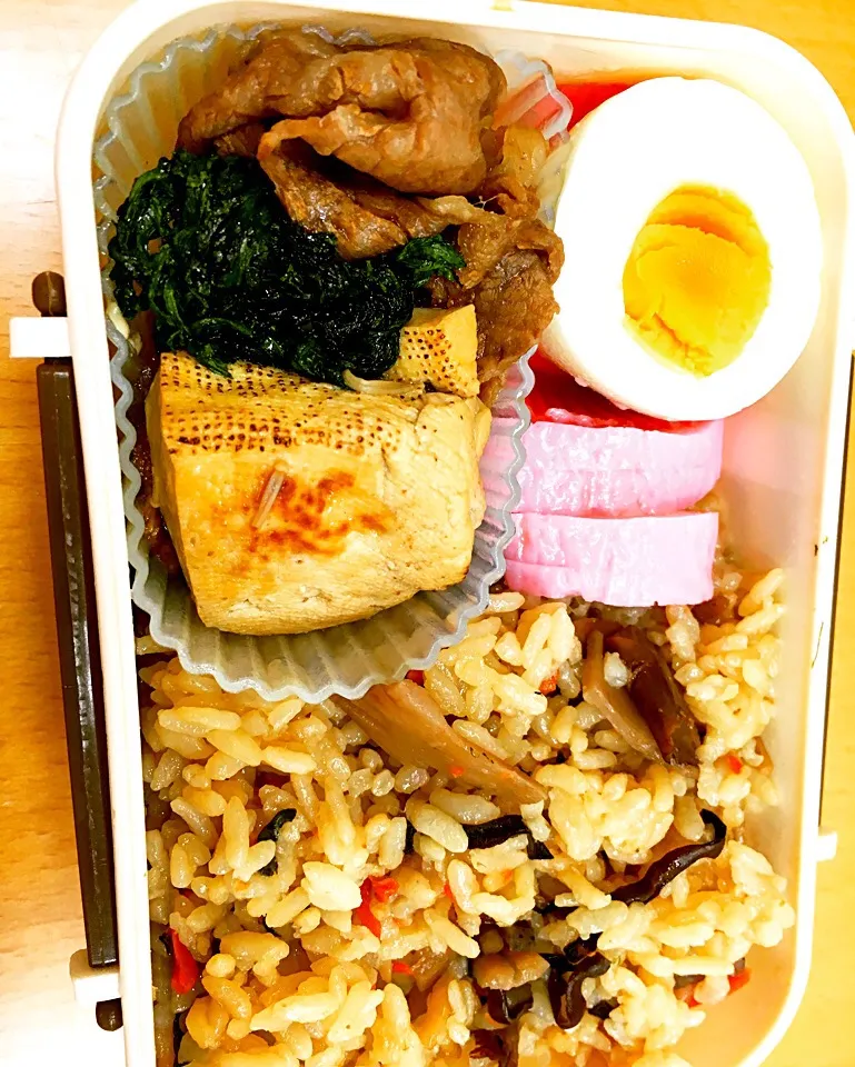 昨日の残り物でお弁当😋 松茸と山菜の炊き込み御飯と佐賀牛のすき焼きがメイン💕|らいとさん