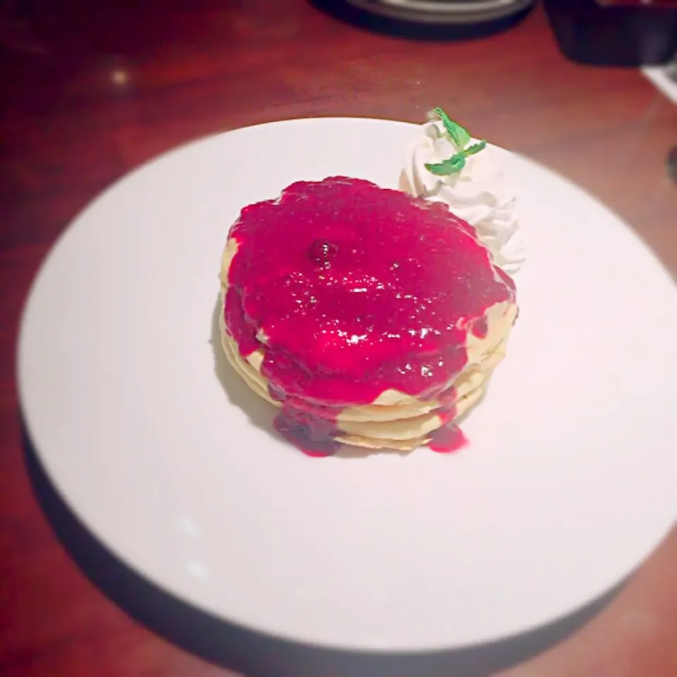 Snapdishの料理写真:クランベリーソースとカスタードクリームがたっぷりかかったパンケーキ♡|hari26michiさん