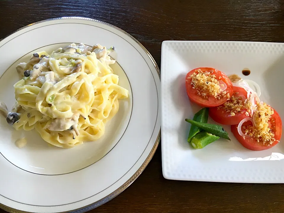 Snapdishの料理写真:きのこのクリームパスタ
トマトと玉ねぎのサラダ|カドラさん