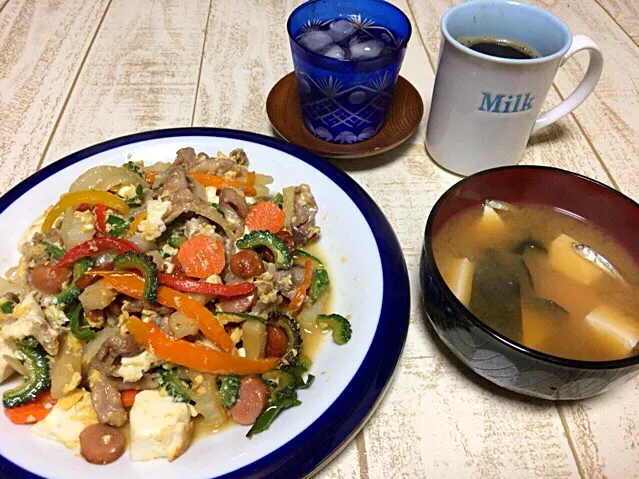 今日の男飯(⌒-⌒; )ゴーヤチャンプルもどき(すき焼き風味)and豆腐と玉ねぎの味噌汁♫|ひーちゃんさん