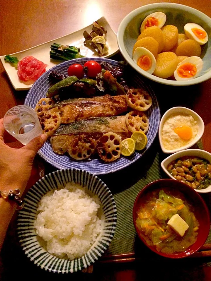 Snapdishの料理写真:Today's Dinner🍴前菜･大根と卵の煮物･鰤と蓮根の唐揚げ･めかぶ納豆&大和芋･白飯･お野菜たっぷりﾊﾞﾀｰお味噌汁|🌈Ami🍻さん