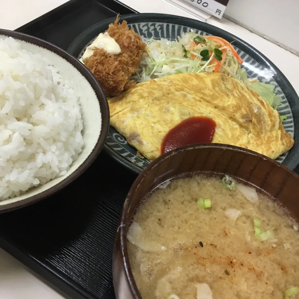 Snapdishの料理写真:Dセット   オムレツとコロッケ ライス大盛り|Hajime Sakaiさん