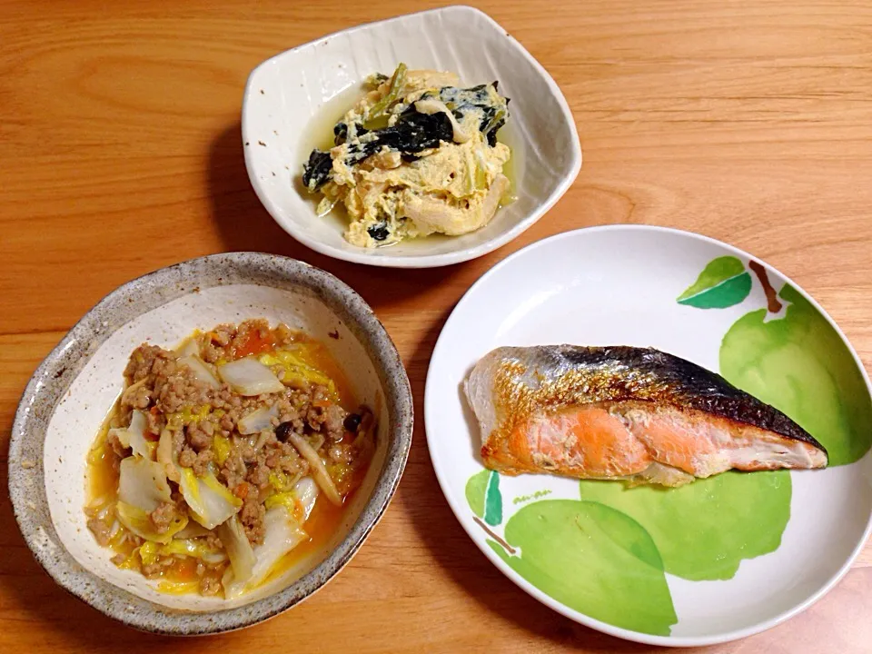 鮭の塩焼き⭐️白菜と豚ミンチの胡麻だれ炒め⭐️小松菜の卵とじ|ほなさん