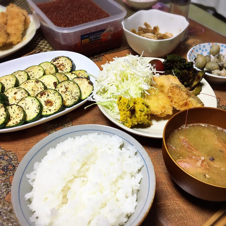 今日のお夕飯♬
北海道米LOVE。新米です♬
旬のあきあじでフライ。
ホタテもフライ。
キラキラないくらの醤油漬け♬|renharuruさん