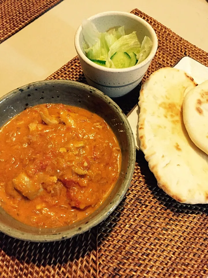 Snapdishの料理写真:9/25 晩御飯 ☆バターチキンカレー☆無印のナン＊チーズナン☆レタスのサラダ☆|denko🐣さん