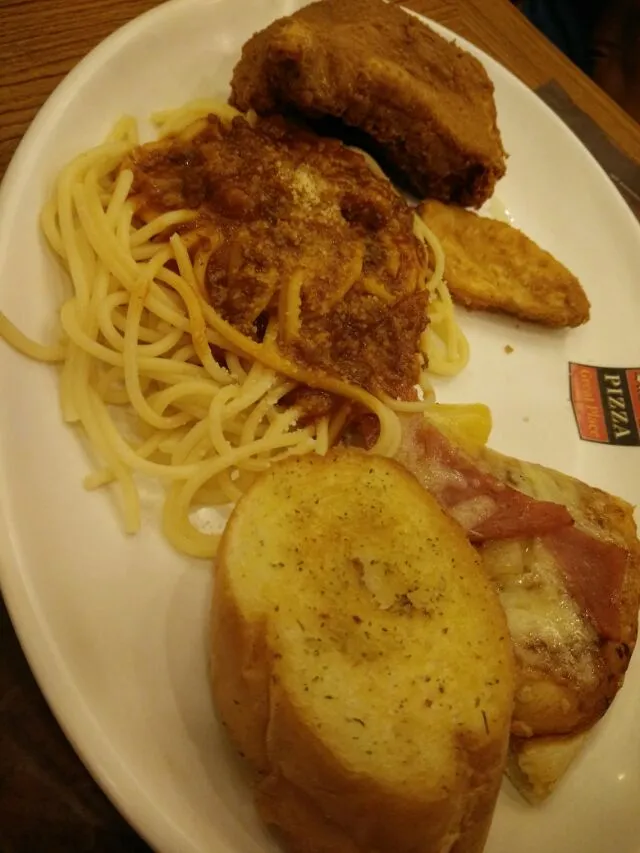 shakeys....sm mall sucat|lynnさん