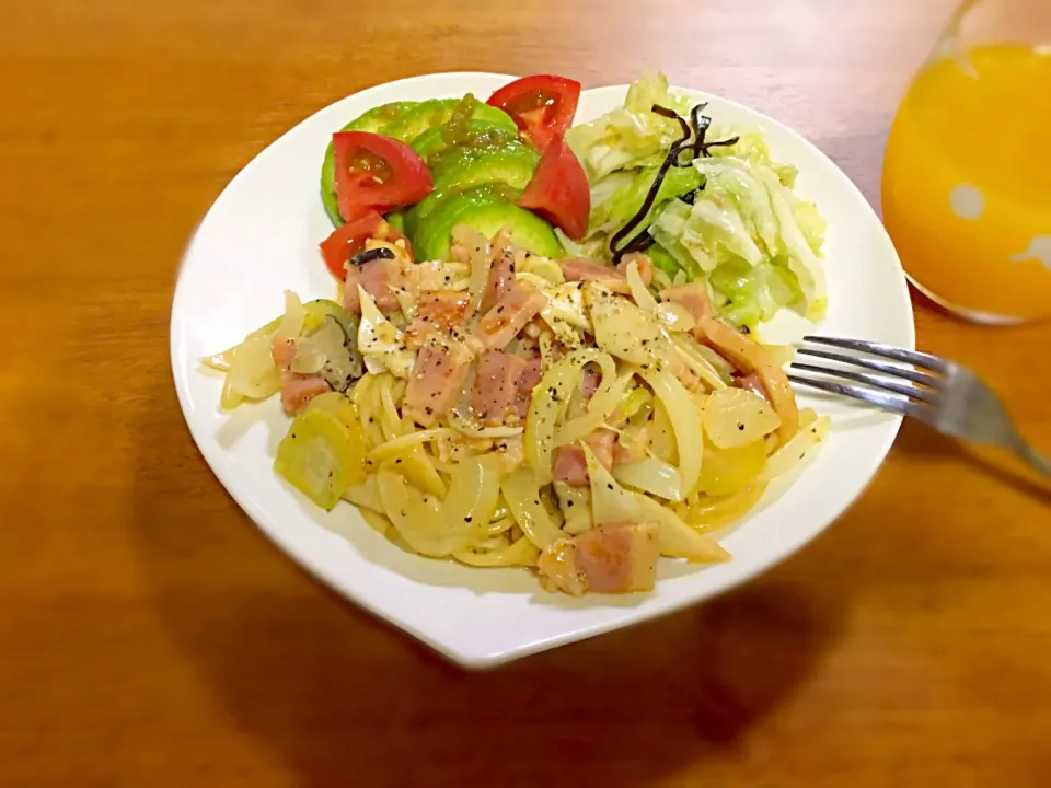 今日の1dish plate😍
🍴カルボナーラ🍴塩昆布キャベツ🍴柚子胡椒香るアボカド&トマト🍴|😋yucchi😋さん