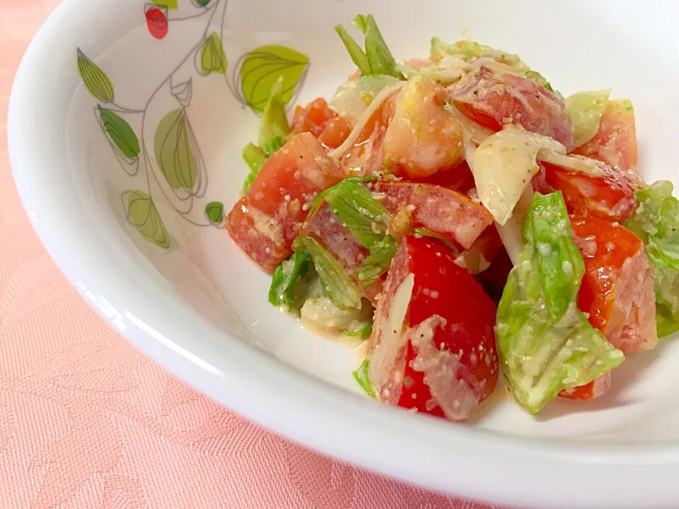 トマトとレタス玉ねぎサラダ♪胡麻和え風|優依さん