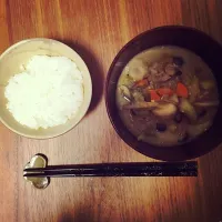 Snapdishの料理写真:帰宅時間が遅い日の夫の晩ごはん

具沢山お味噌汁
ごはん|shhhさん