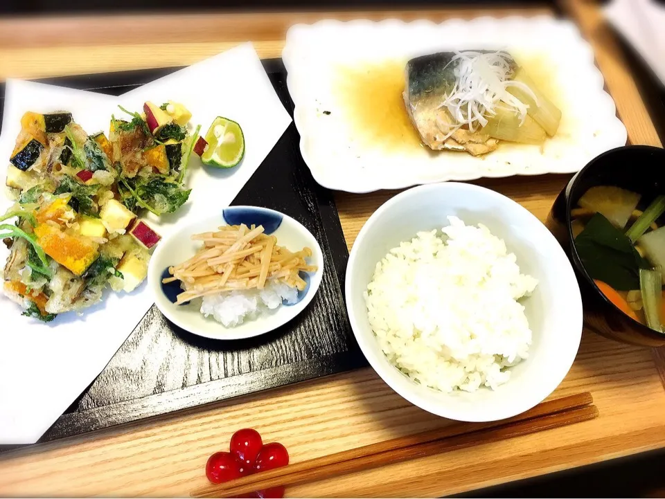 Snapdishの料理写真:秋目前！和定食

鯖の味噌煮
秋野菜寄せ揚げ
手作りなめ茸のおろし添え
はっと汁|pureさん