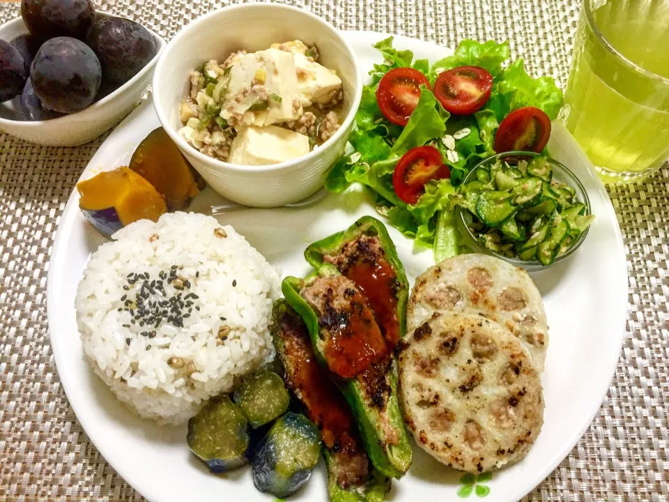 Snapdishの料理写真:ワンプレート晩ご飯
ピーマンの肉詰め、れんこんの挟み焼き|あつみんさん