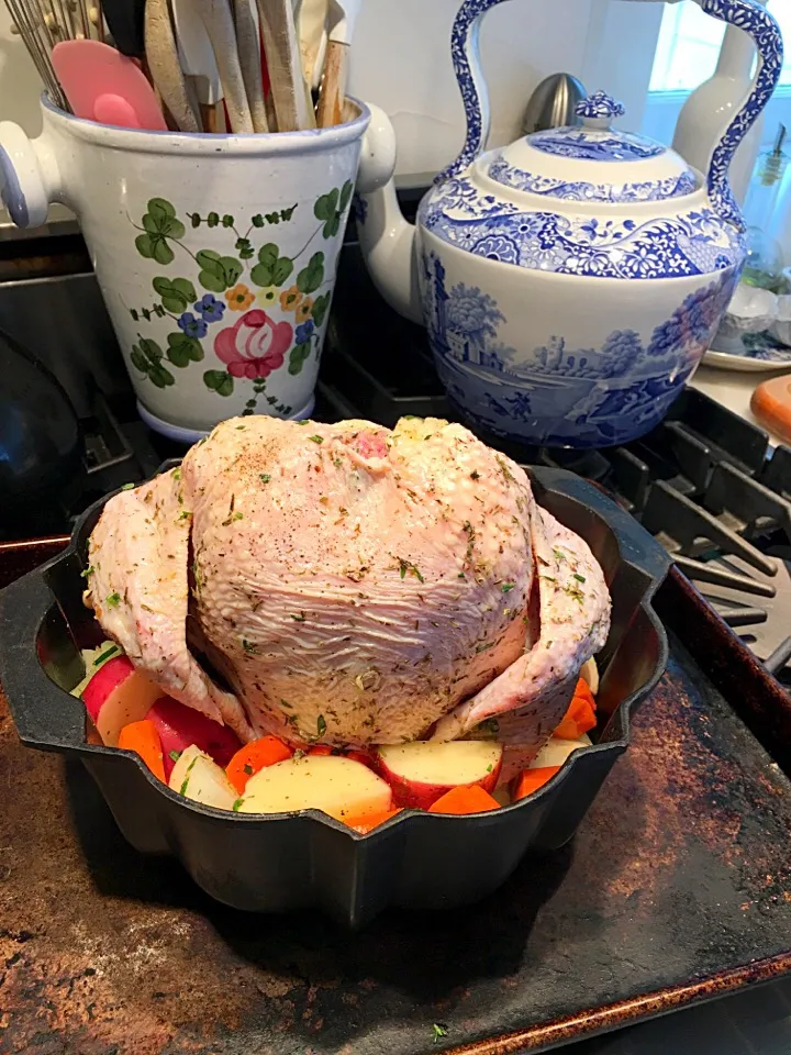 Rustic bundt pan roasted 🍋lemon🌿herb chicken with red potatoes, carrots, & maui onions|🌺IAnneさん